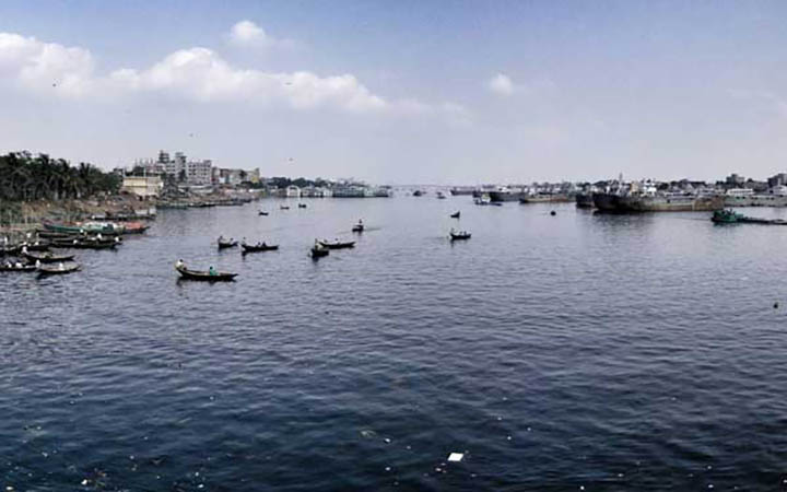 বুড়িগঙ্গায় ট্রলারডুবি : আটক ৪